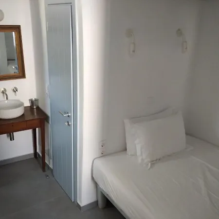 Theros Aparthotel *